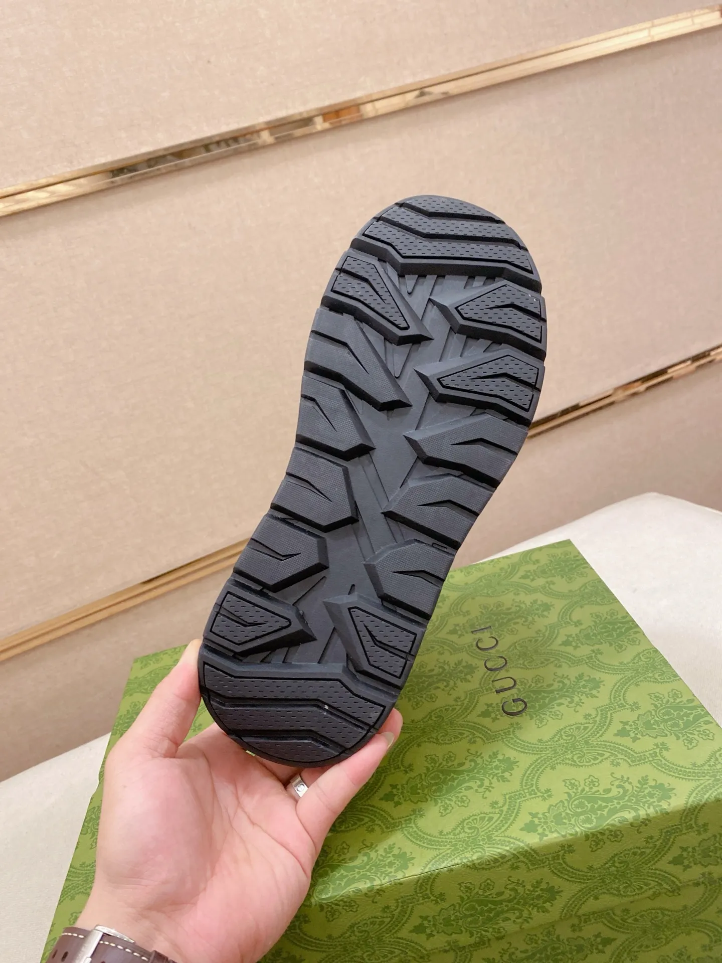 Men's men's shoes 💰 462💰🇮🇹🇮🇹GUCCI (Gucci) top 🔍🔍 new models are on sale at the same time at the counter. The uppers 🇮🇹 are imported from Italy and are made of top-grain cowhide. Fully imported genuine leather lining 💪💪, completely 1⃣️ to 1⃣️ replica 🇮🇹💪💪, ⚠ sole: original sole provided by the original factory, exclusive movable molded sole super comfortable, ⚠ original factory follow-up, 🔍🔍 high quality, you can go in and out of the counter at will, welcome to compare⚠. Code number:38-44